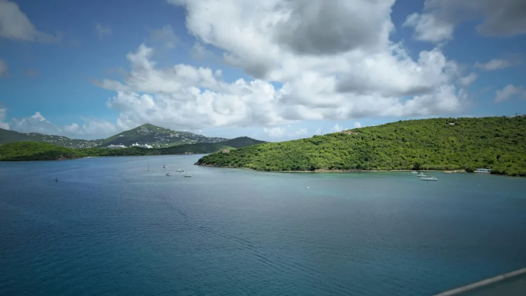 Voilier en route vers Les Saintes depuis la côte de Basse-Terre