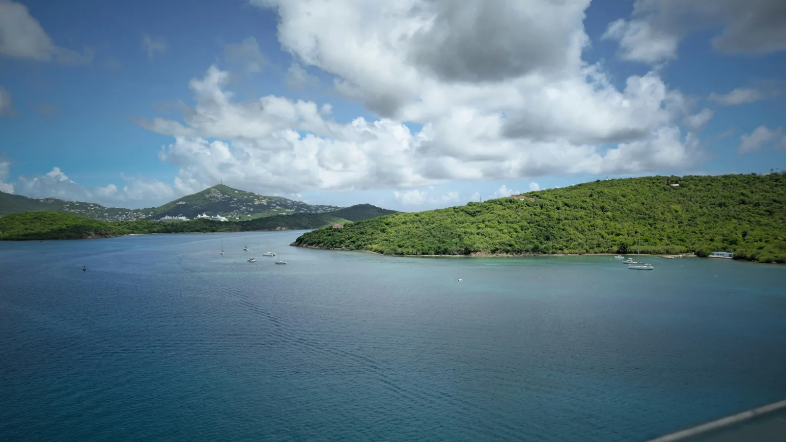 Voilier en route vers Les Saintes depuis la côte de Basse-Terre