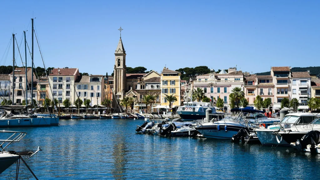 Voilier le long de la côte méditerranéenne entre Cassis et Toulon