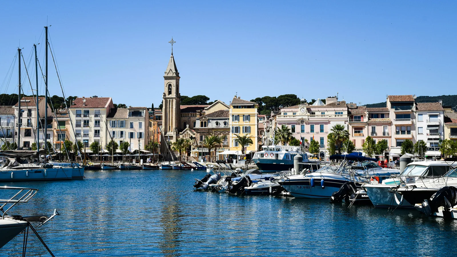 Voilier le long de la côte méditerranéenne entre Cassis et Toulon
