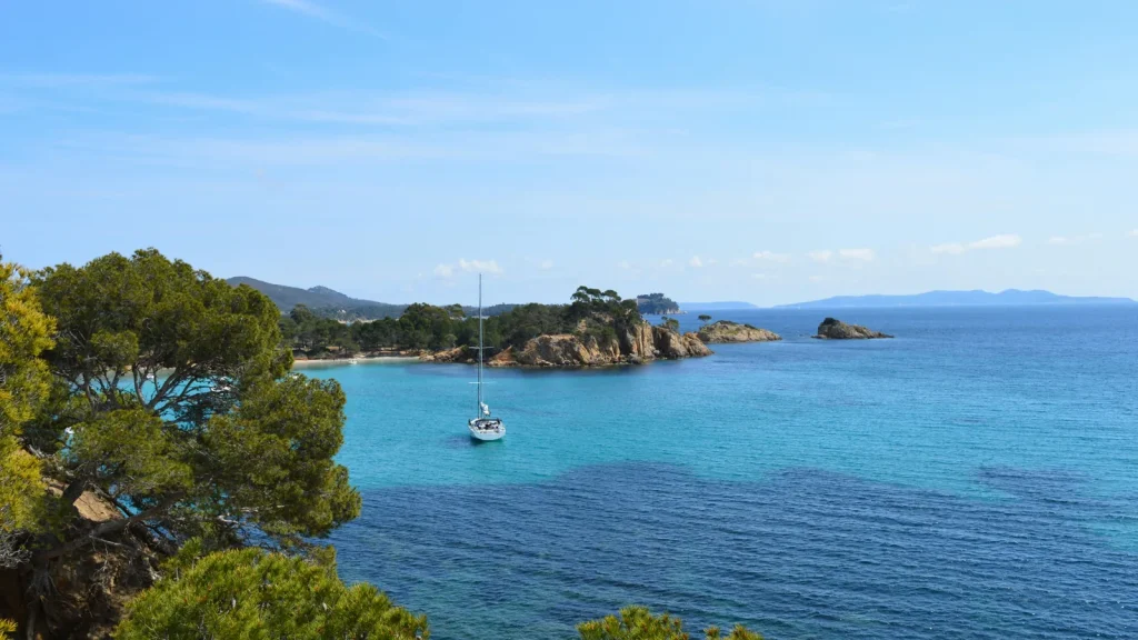 Voilier au mouillage près d'une île méditerranéenne entre Porquerolles et Port-Cros