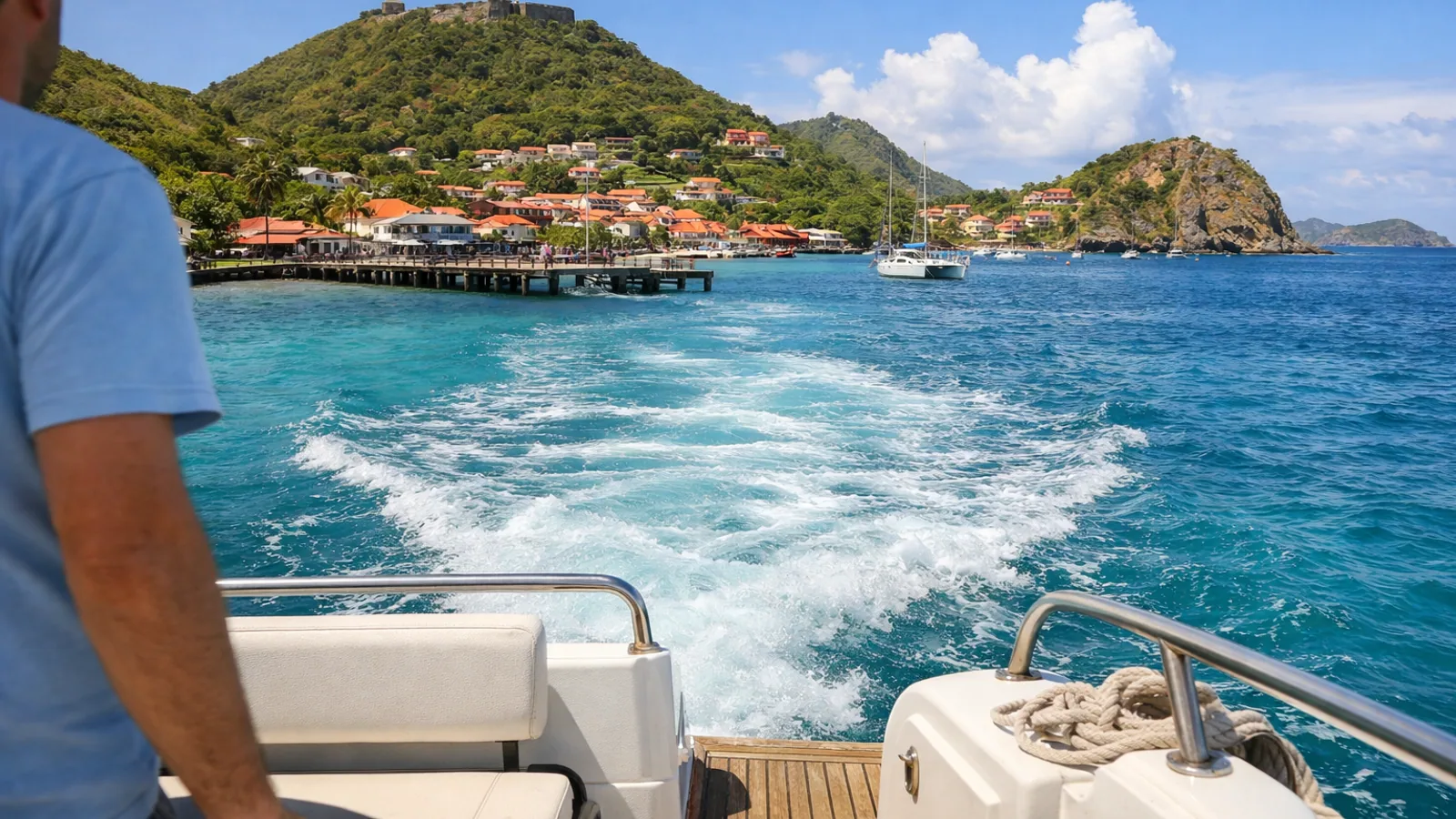 Bateau en approche de Terre-de-Haut aux Saintes