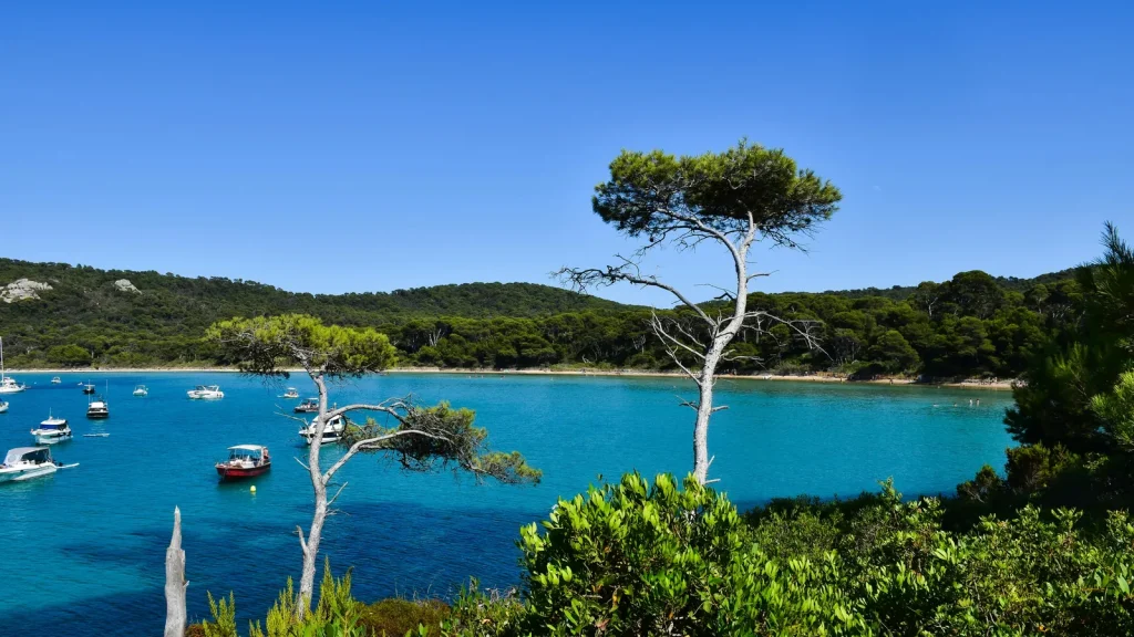 Voilier au mouillage près de Porquerolles sur fond sableux