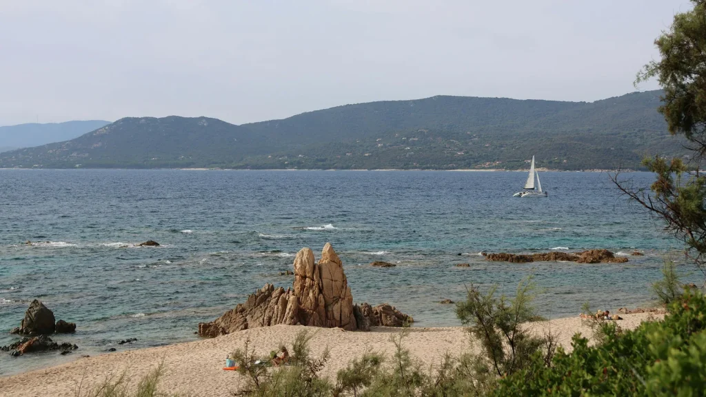 Voilier le long de la côte corse entre Saint-Florent et Calvi