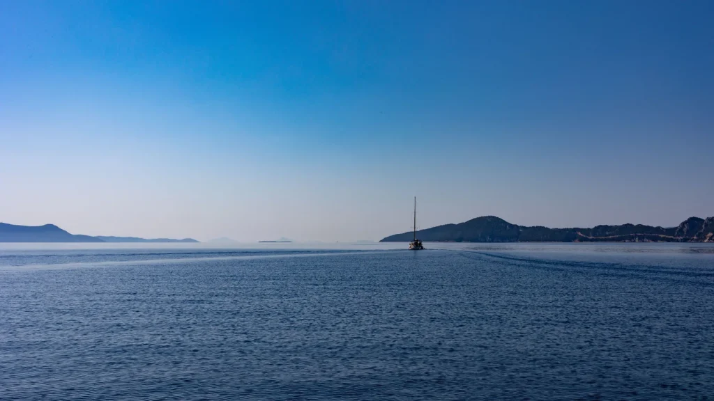 Voilier au large de la Corse pour illustrer un tour complet de l’île