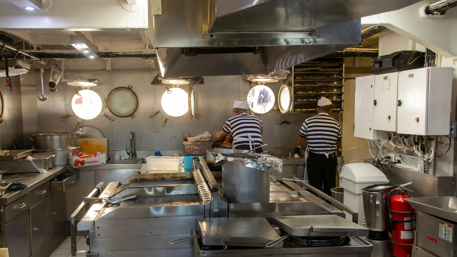 Repas simples à bord avec aliments longue conservation