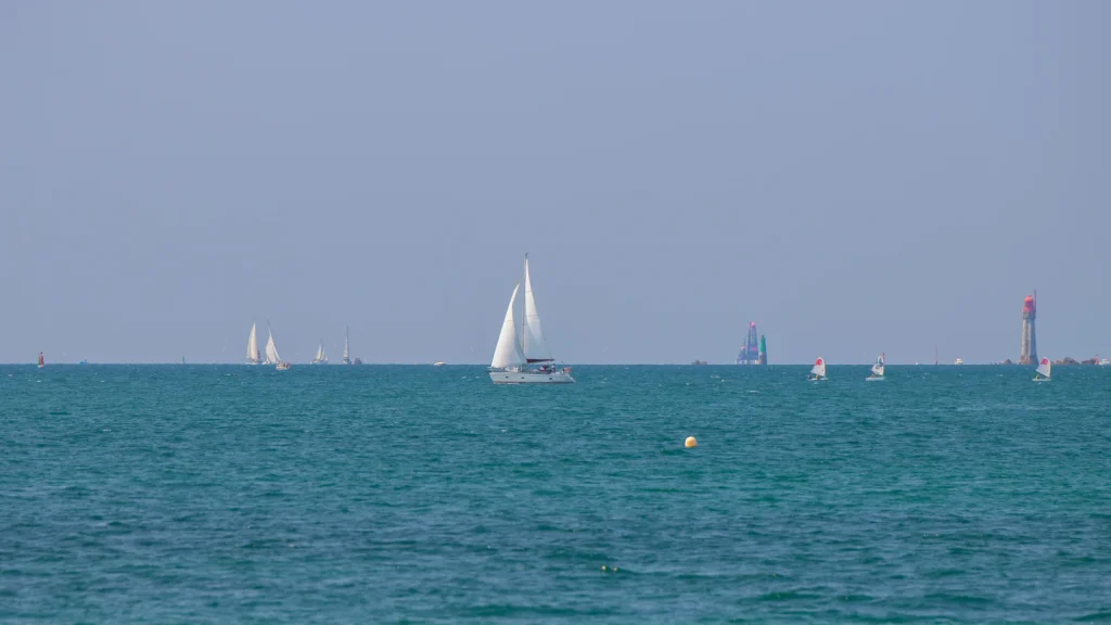 Voilier dans une baie grecque du golfe Saronique