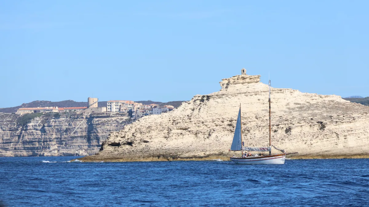 Voilier dans une baie grecque du golfe Saronique