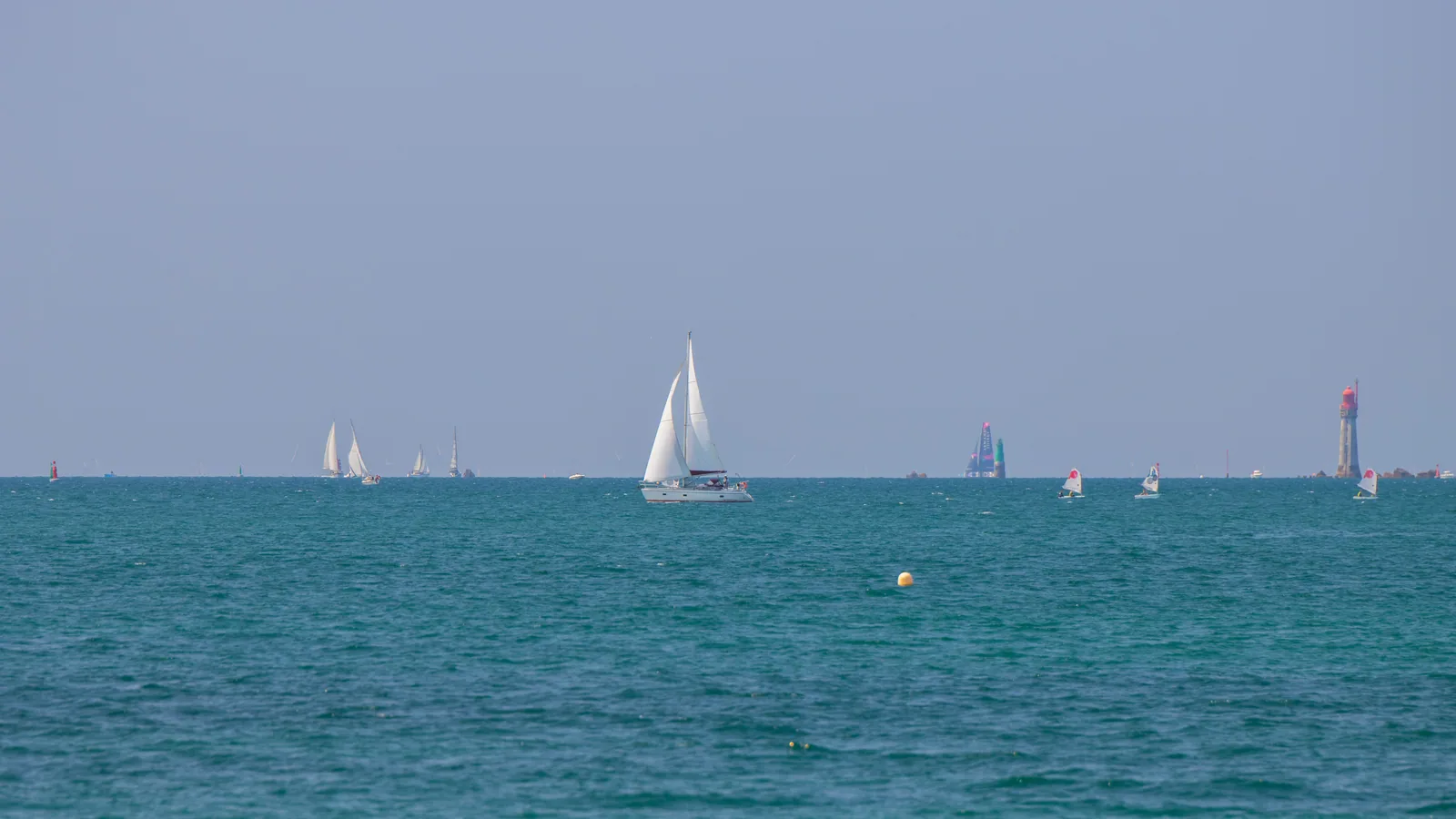 Voilier dans une baie grecque du golfe Saronique