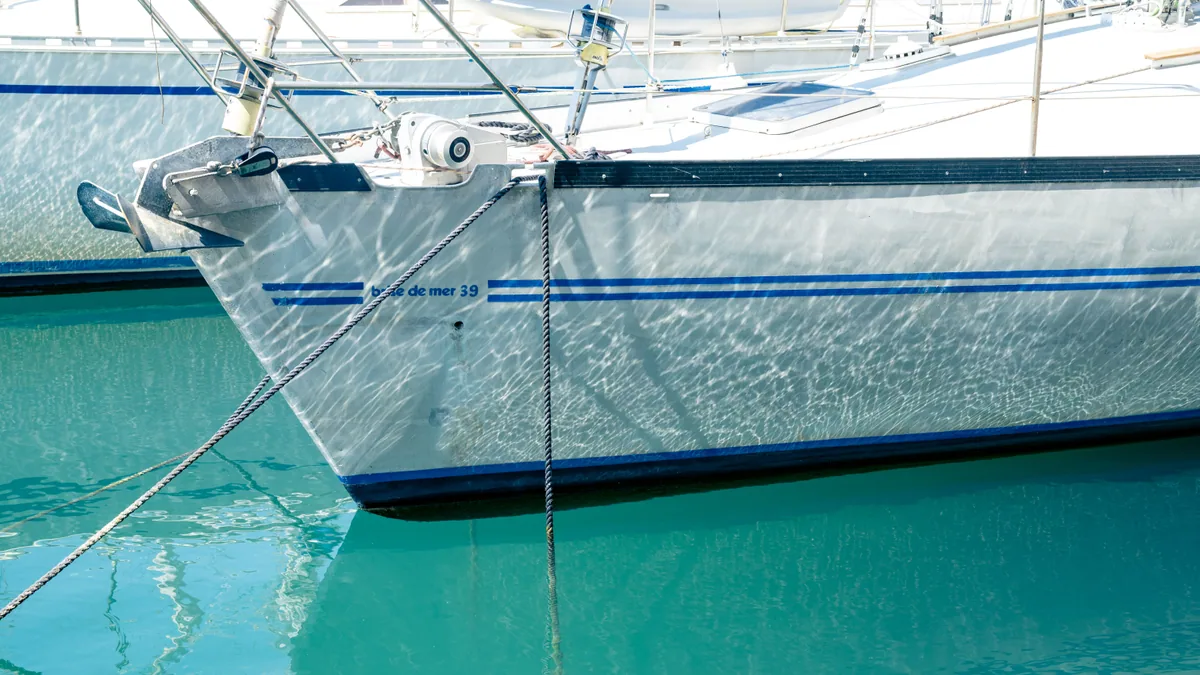 Voilier au mouillage dans une baie des îles Ioniennes