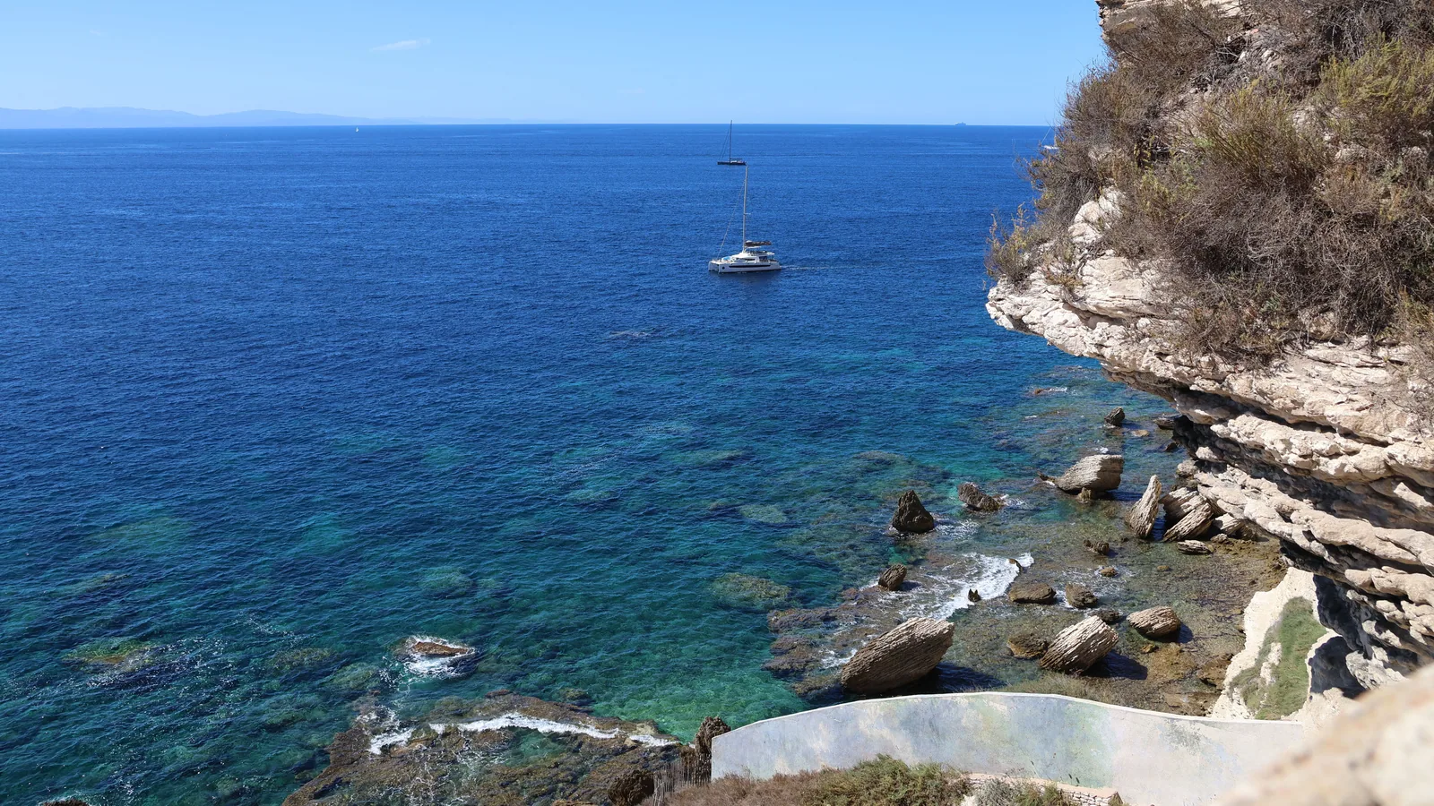 Voilier au mouillage dans une baie des îles Ioniennes