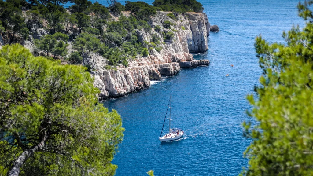 Voilier au mouillage dans une crique des Baléares pour illustrer Minorque