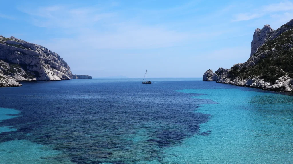 Voilier dans une baie adriatique utilisée pour illustrer le Monténégro