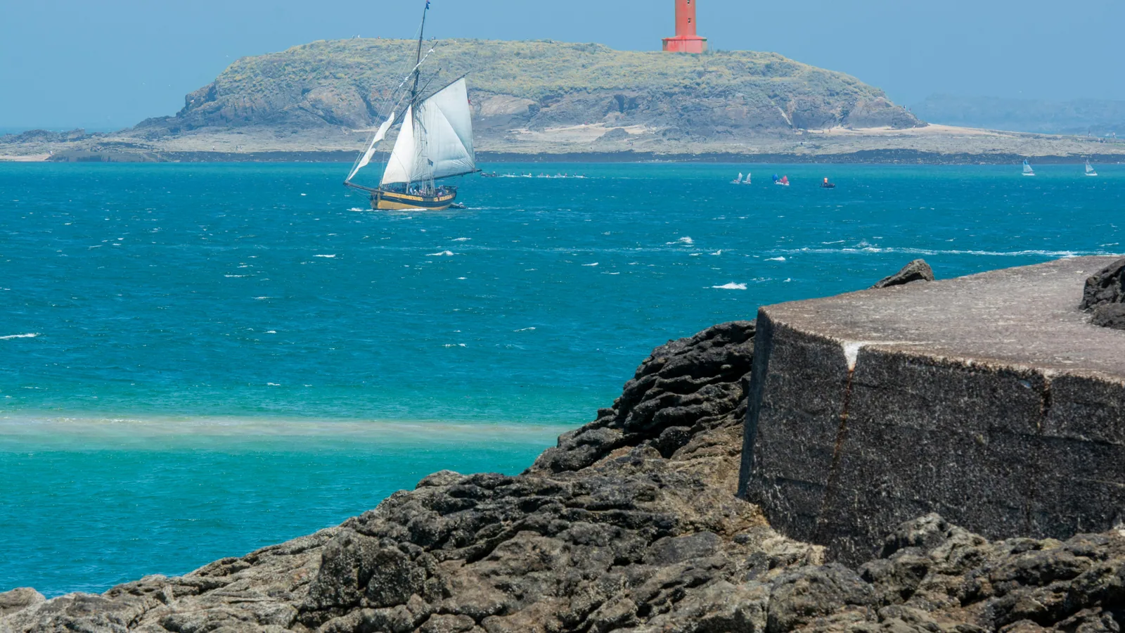 Voilier près d’une côte sarde plus sauvage pour illustrer le sud de la Sardaigne