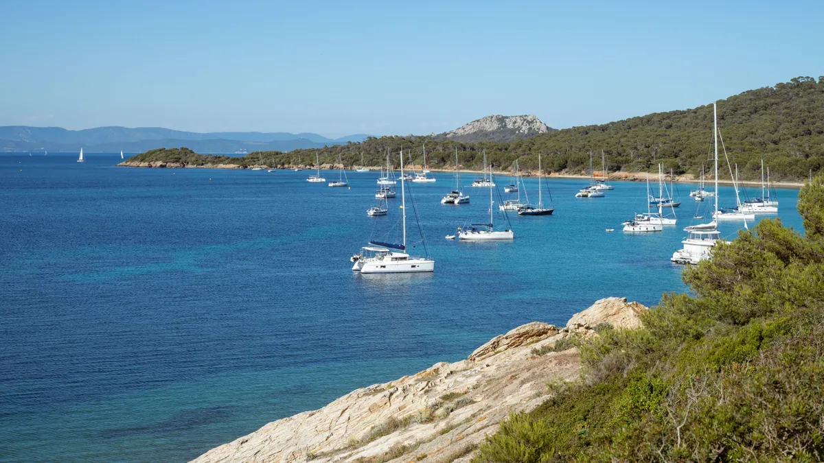 Voilier près d’une côte verte des Sporades