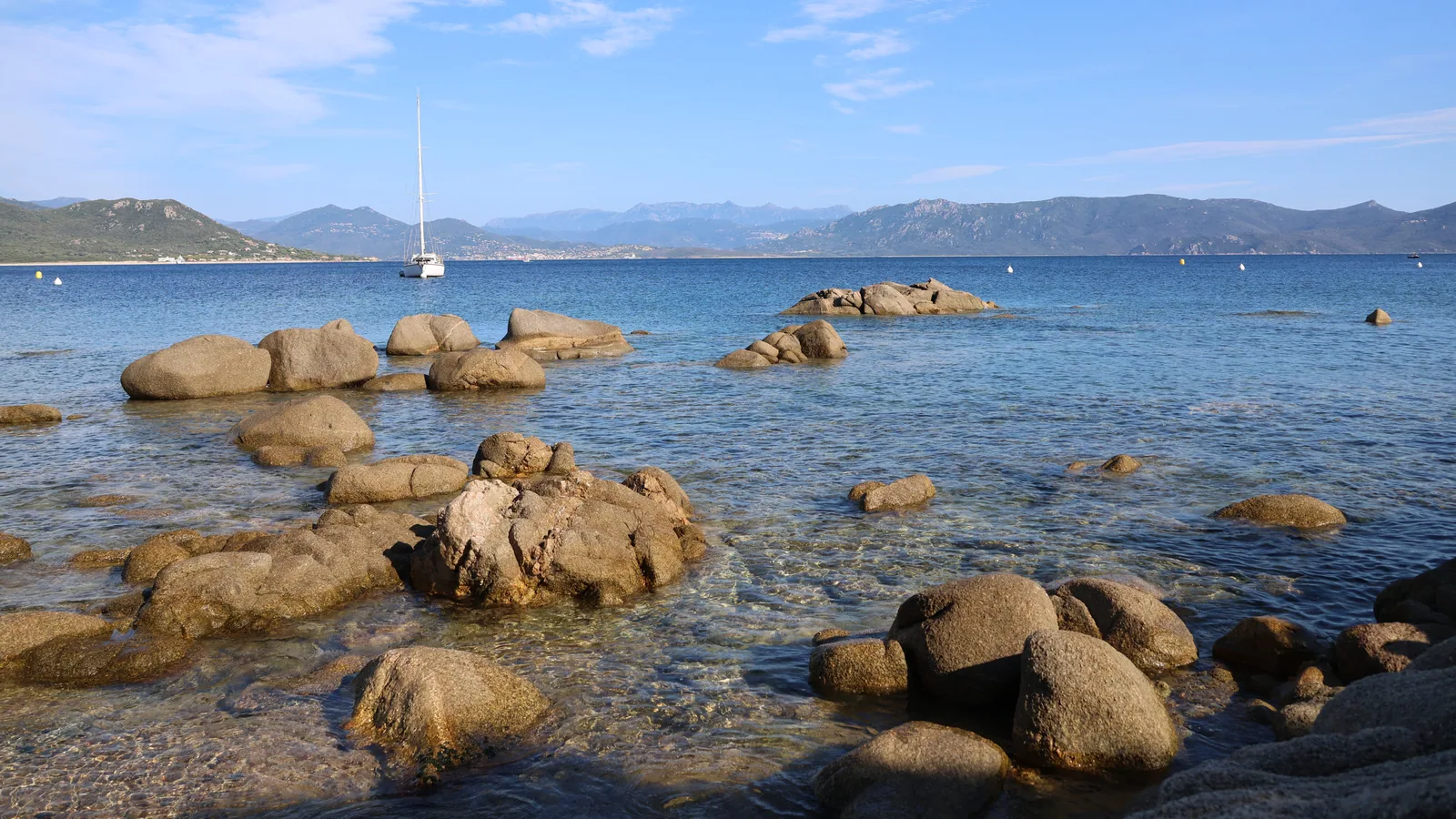 Voilier près d’une côte verte des Sporades